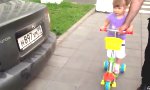 Lustiges Video : Zweijährige Autofan-in