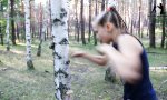 Kleine fauststarke Naturschänderin