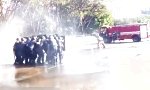 Lustiges Video : Polizei rückt gegen Feuerwehr vor