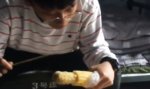 Lustiges Video : Mais mit Stäbchen essen