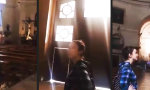 Lustiges Video : Goldkehlchen zu Besuch im Gotteshaus