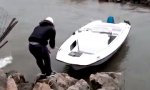 Funny Video - Gekonnt ins Boot hüpfen