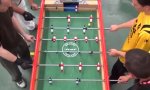Lustiges Video : Krasser Move beim Tischfußball