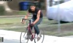 Funny Video : Mit dem Fahrrad auf der Flucht