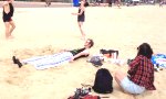 Lustiges Video - Sit-Ups am Strand
