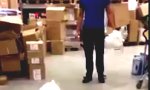 Funny Video : Das Gummihuhn in der Lagerhalle