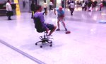 Lustiges Video : Flughafen-Curling