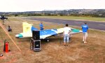 Funny Video - Riesen-Düsenjägermodell zerlegt sich selbst