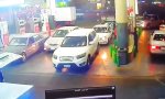 Funny Video : Kleines Malheur an der Tankstelle