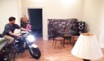 Funny Video : Motorrad Wheelie im Wohnzimmer