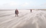 Funny Video - Über den Strand schweben