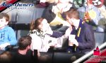 Freundin macht Antrag in Kiss Cam