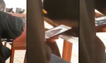 Pfarrer schaut Twerking Videos