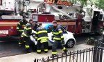 Lustiges Video : Feuerwehr hieft Smart aus dem Weg