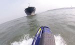 Lustiges Video : Jetskier wollte Containerschiff auf See berühren