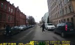 Lustiges Video : Nur nicht das Handy loslassen!