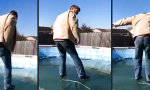 Lustiges Video : Die Eisdecke im Pool testen
