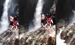 Etwas rutschig am Wasserfall