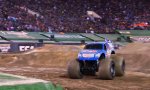 Erster Frontflip mit einem Monstertruck