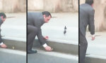 Lustiges Video : Vorm Büro noch schnell die Welt retten