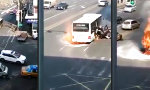 Vollgepackter Bus in Flammen