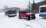 Lustiges Video : Schulbus aus dem Schnee befreien