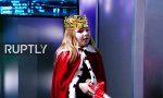 Mini-Queen bringt das Studio in Verlegenheit