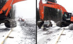 Mit dem Bagger über das Rohr “steigen”