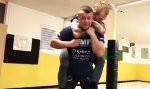 Lustiges Video : Wie man sich aus einer Umklammerung löst