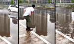 Lustiges Video - Ein Mann nimmt den schweren Weg