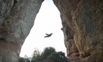 Mit Wingsuit durch den Felsenspalt