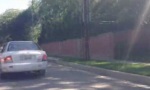 Lustiges Video : Gechillt übers Auto springen
