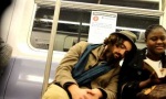 Lustiges Video : U-Bahn-Nickerchen
